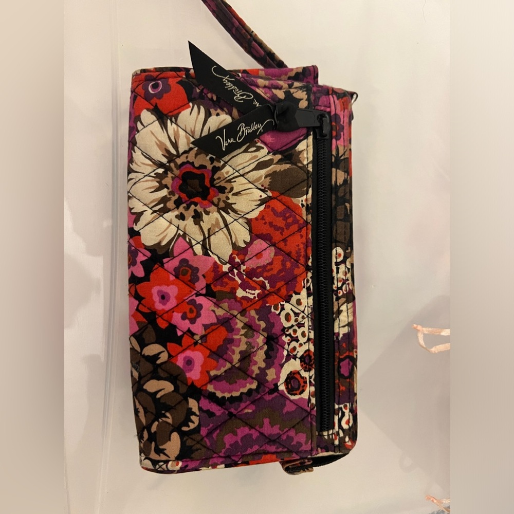Vera Bradley wristlet outside zipper pocket